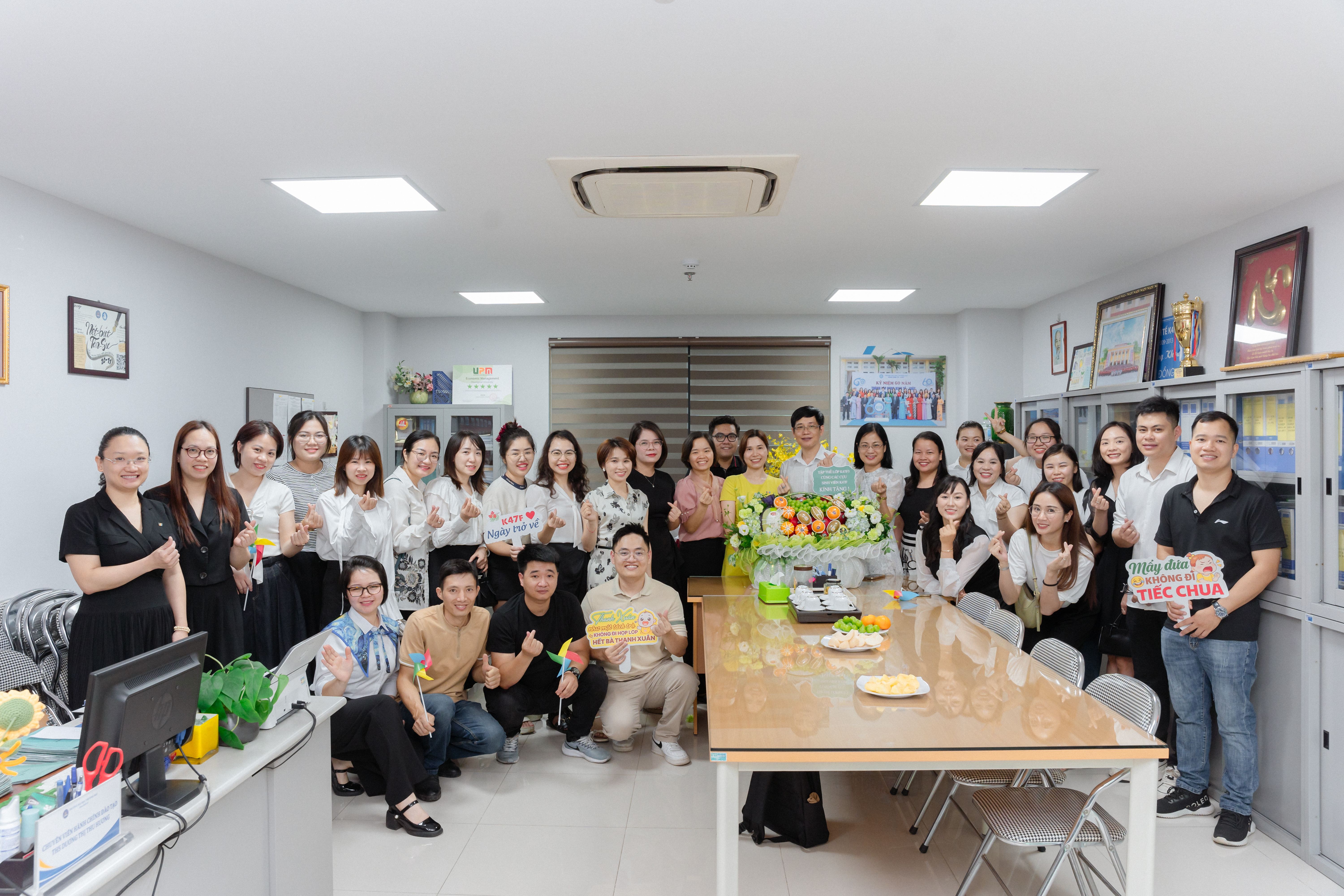 KHOA KINH TẾ CHÀO MỪNG TẬP THỂ LỚP K47F3 VÀ CỰU SINH VIÊN VỀ THĂM NHÂN DỊP KỈ NIỆM 10 NĂM RA TRƯỜNG