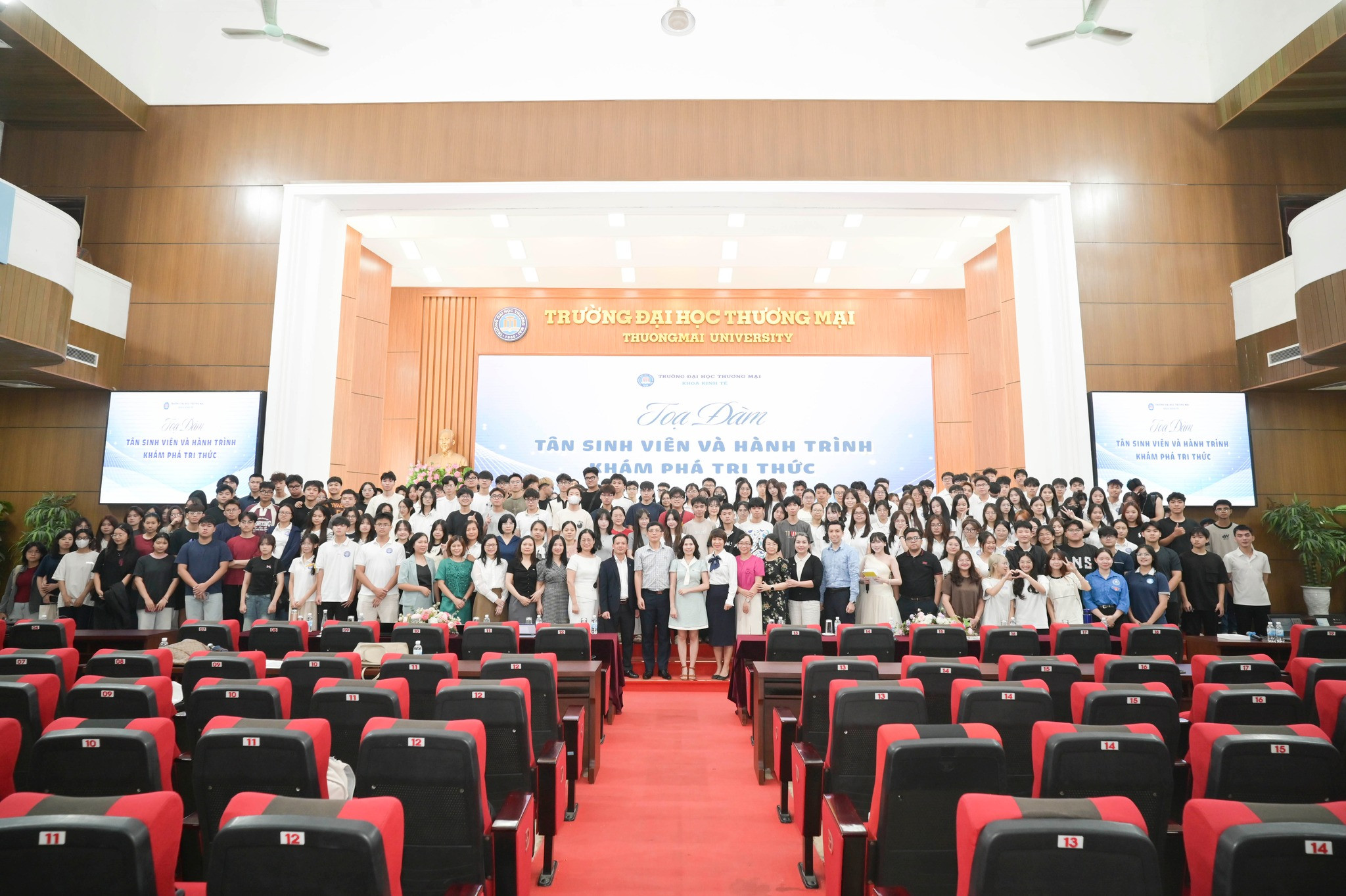 TỌA ĐÀM “TÂN SINH VIÊN & HÀNH TRÌNH KHÁM PHÁ TRI THỨC”