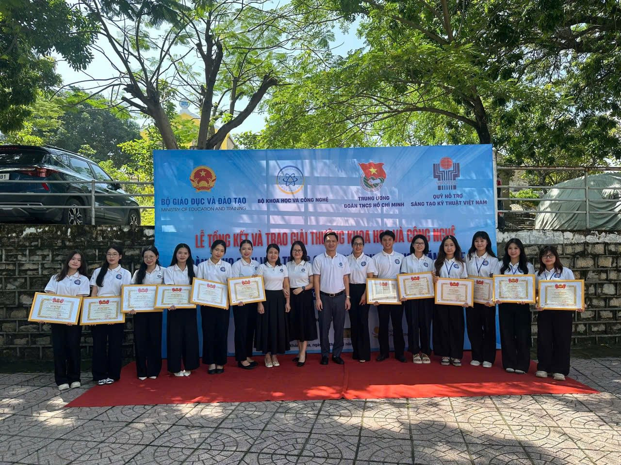 VINH DANH 2 NHÓM NGHIÊN CỨU VIỆN QUẢN TRỊ KINH DOANH ĐẠT GIẢI TẠI GIẢI THƯỞNG KHOA HỌC VÀ CÔNG NGHỆ DÀNH CHO SINH VIÊN TRONG CƠ SỞ GIÁO DỤC ĐẠI HỌC NĂM 2025