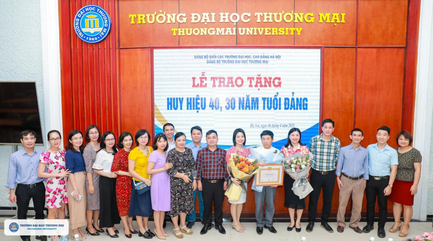 Đồng chí Nguyễn Văn Minh chụp ảnh kỷ niệm cùng tập thể CBVC Khoa Hệ thống TTKT & TMĐT